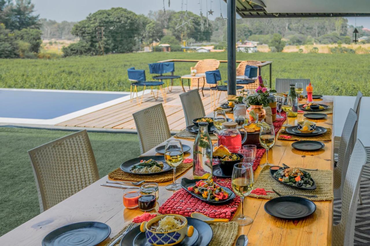 Saffronstays Onellaa, Nashik - Infinity Pool Villa Surrounded By A Vineyard Bagian luar foto