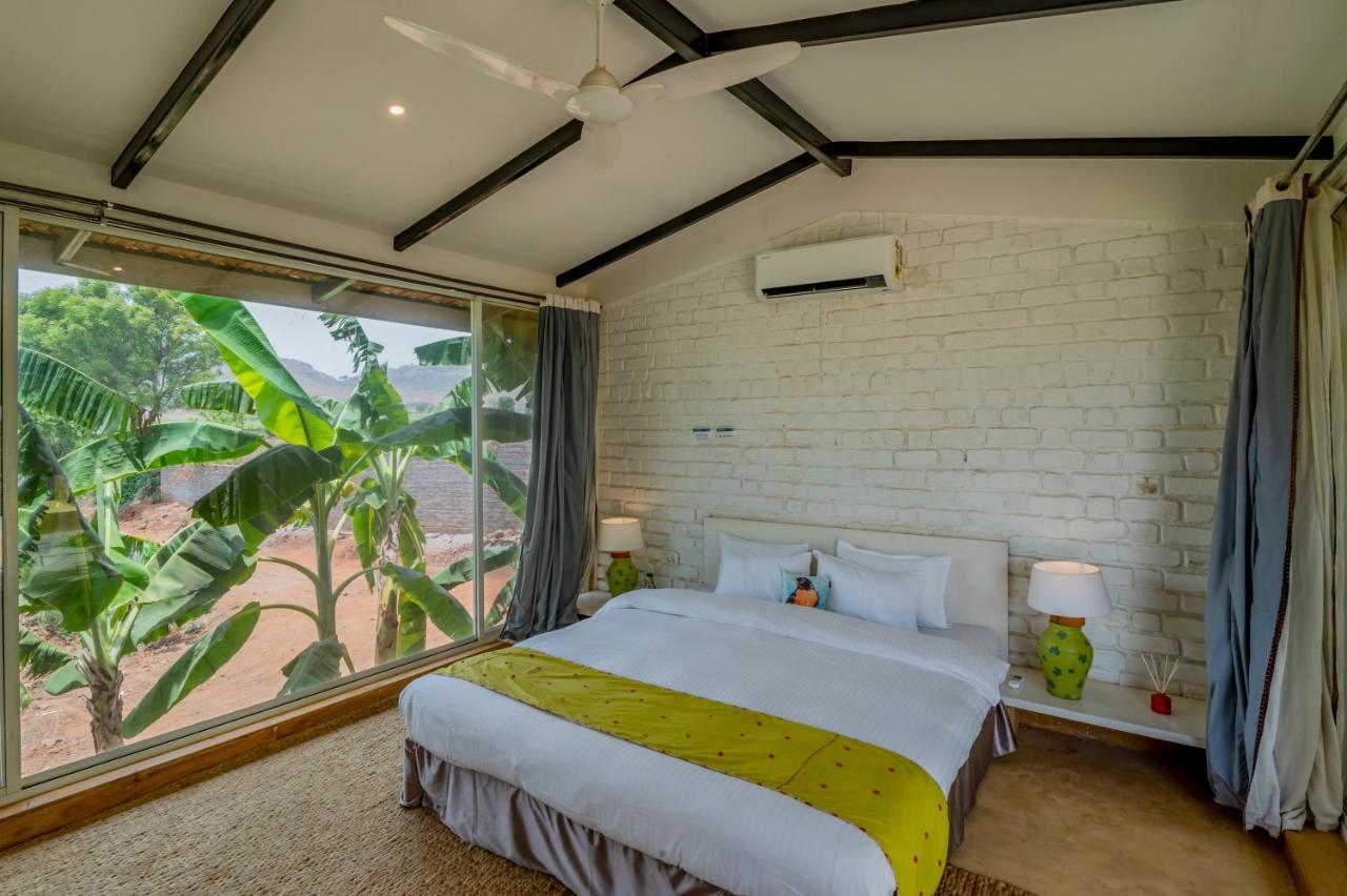 Saffronstays Onellaa, Nashik - Infinity Pool Villa Surrounded By A Vineyard Bagian luar foto